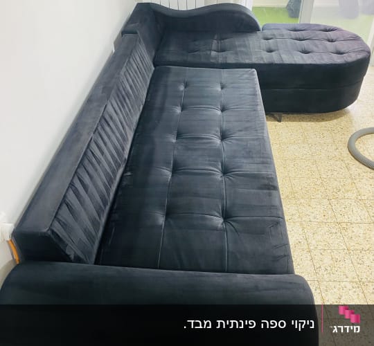 ספה שחורה עם ריפוד נקי ומבריק